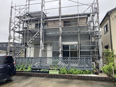 菰野町で足場のメッシュシートを台風養生です。 画像