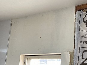 原因不明のクロスのカビ。石膏ボードをめくって調査してみました 画像